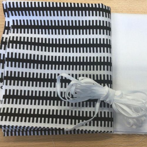 Pakketje met abstract zwart wit motief voor 6 mondmaskers