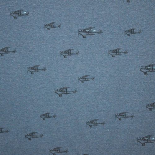jeansblauwe tricot met vliegtuigprint