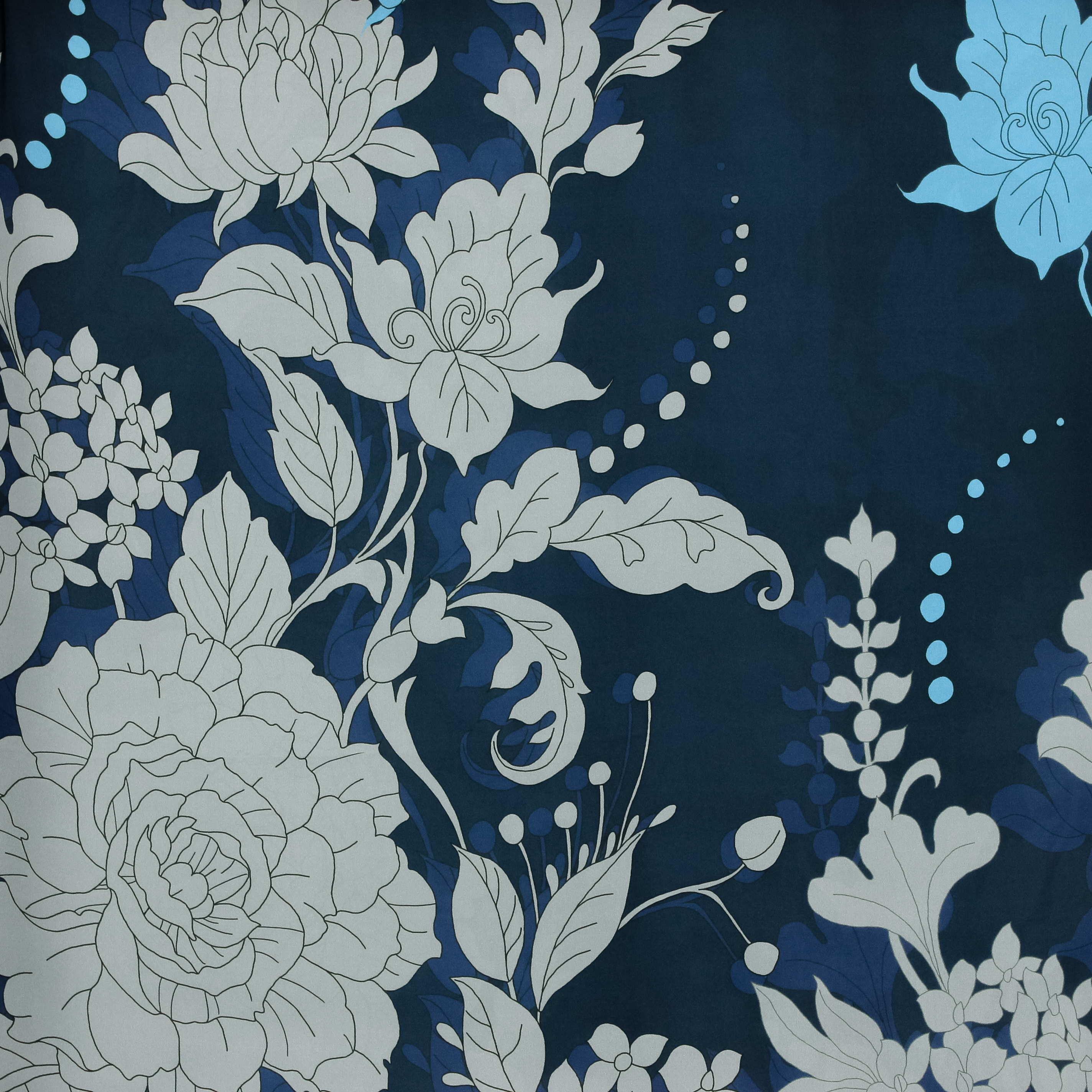 Blauwe soepele gesatineerde polyester met bloemen
