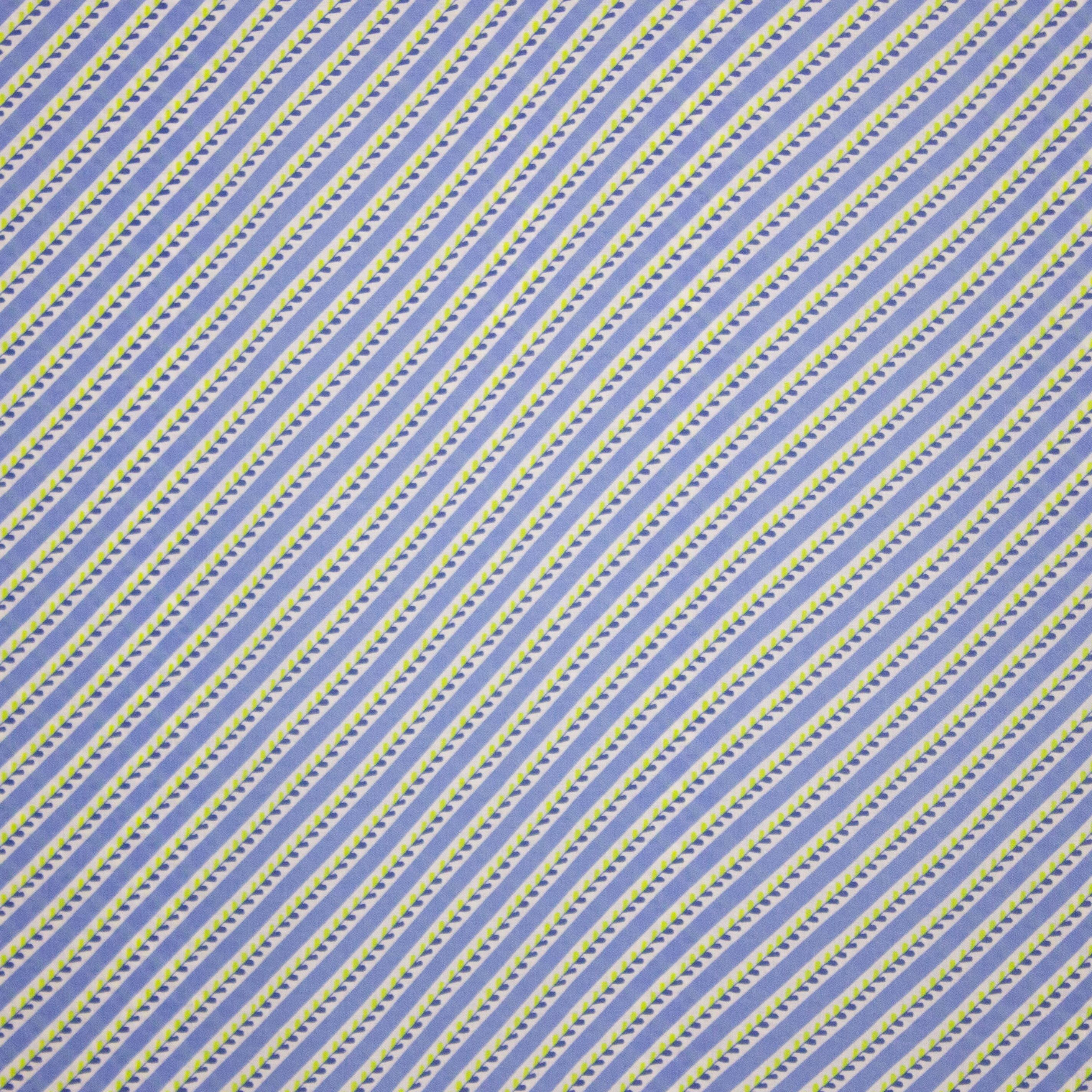 Blauw / wit schuin gestreepte viscose met fijn blaadjes patroon