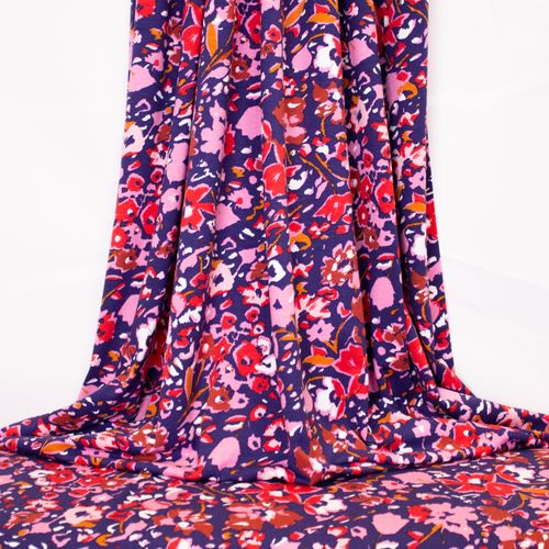 Blauwe viscose tricot met rode en roze bloemen