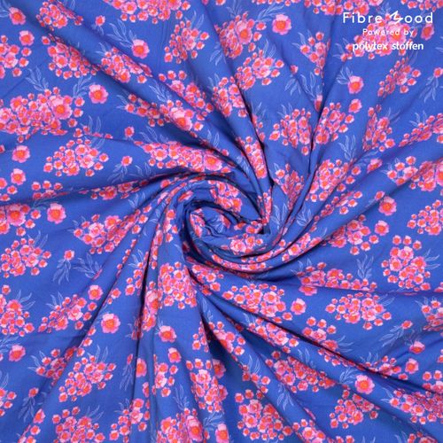 Blauwe katoen-viscose mengeling met roze bloemetjes van Fibre Mood - stoffen van leuven