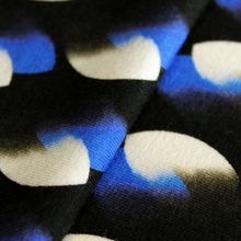 Italiaanse viscose tricot zwart met blauw / wit motief