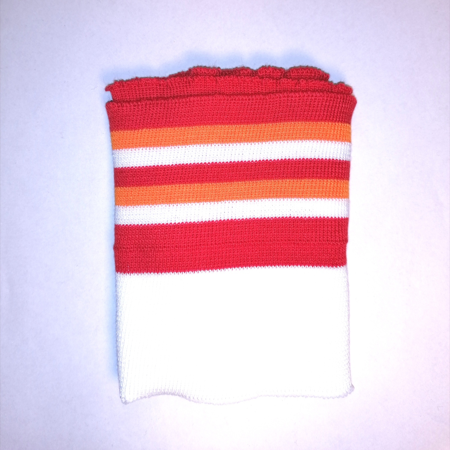 Witte cuff (boordstof) met oranje en rode strepen