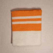 Witte cuff (boordstof) met oranje strepen