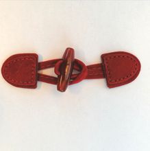 Houtje touwtje sluiting -  suède - rood - 9,5 x 2,5 cm