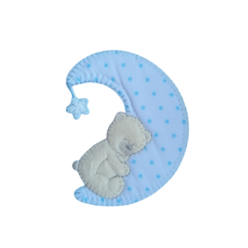 Applicatie - beige beer liggend op een wit met blauw gestipte maan - 9 x 7 cm - stoffen van leuven