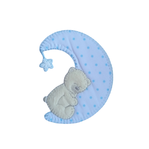 Applicatie - beige beer liggend op een wit met blauw gestipte maan - 9 x 7 cm