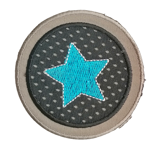 Opstrijkbare applicatie - turquoise ster in grijze ronde - 6,6 cm - stoffen van leuven
