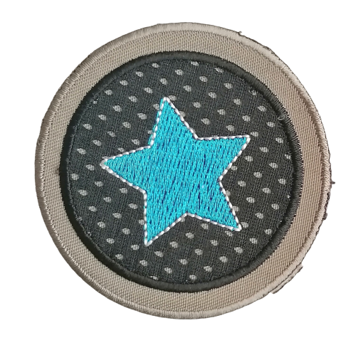 Opstrijkbare applicatie - turquoise ster in grijze ronde - 6,6 cm