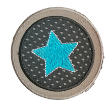 Opstrijkbare applicatie - turquoise ster in grijze ronde - 6,6 cm