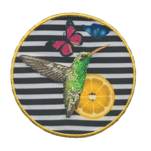 Applicatie - ronde patch met kolibri (vogel) en gestreepte achtergrond - 6 cm