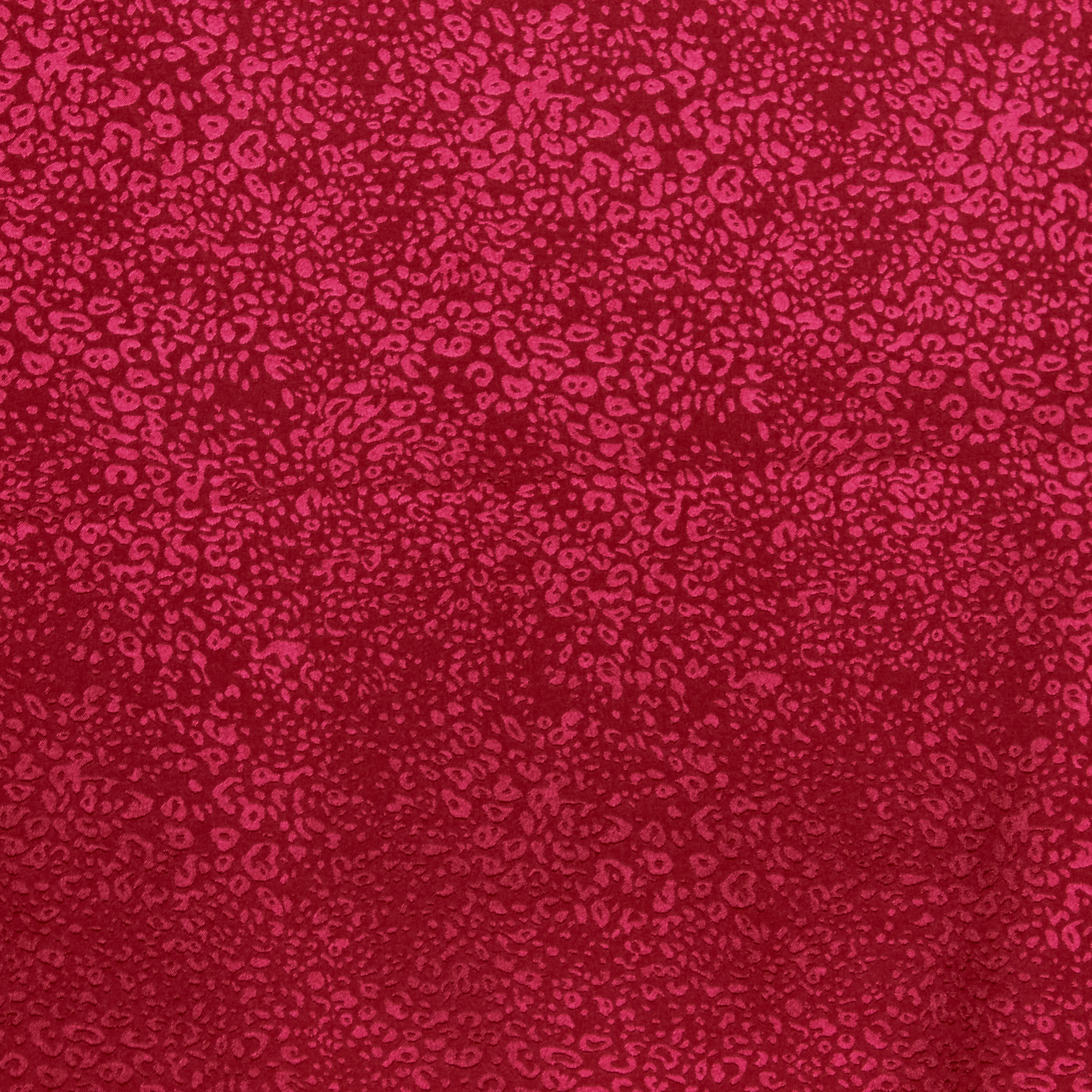 Rode polyester met panterpatroon