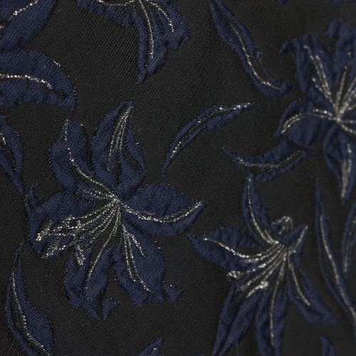 Jacquard zwart met blauwe bloemen en lurex draad