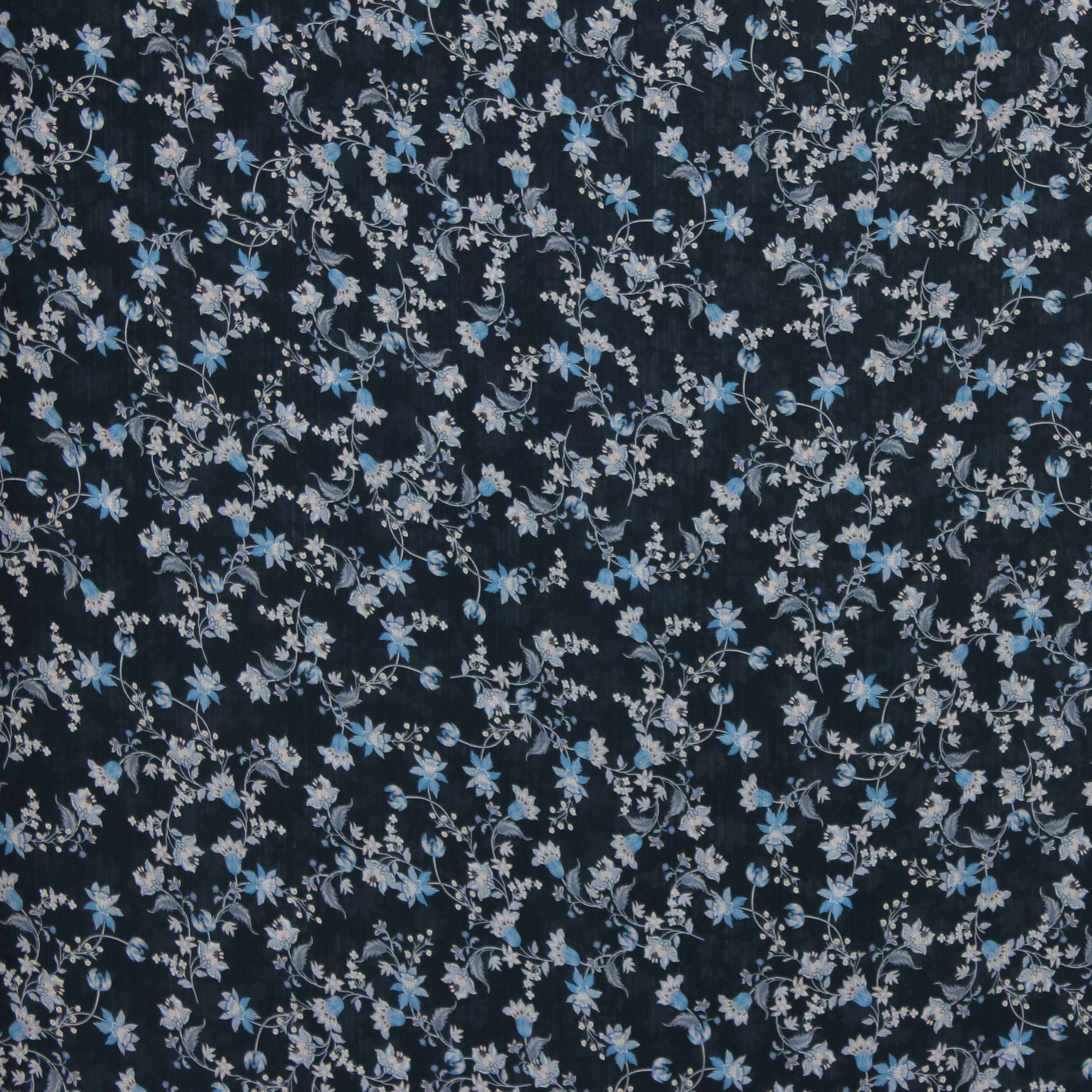 Doorschijnende blauwe polyester voile met blauwe bloemen