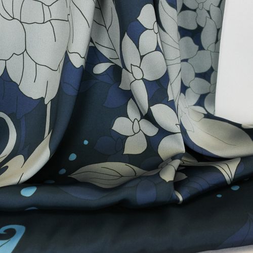 Blauwe soepele gesatineerde polyester met bloemen