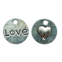 Dubbelzijdig metalen bedeltje - hartje en tekst 'love' - 15 mm rond