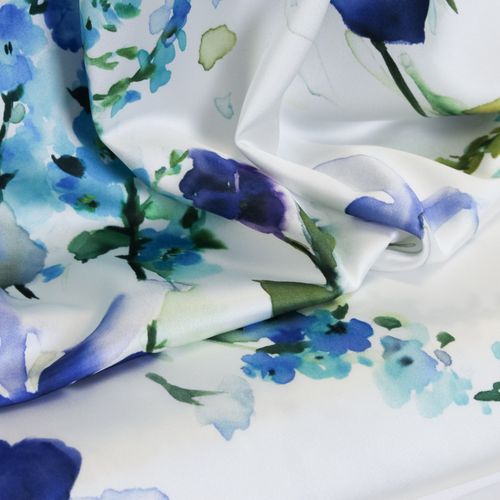 Satijn wit met blauwe bloemen in inkt