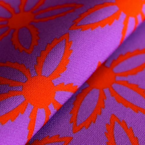 Polyester paars met rode bloemen - Knipmode
