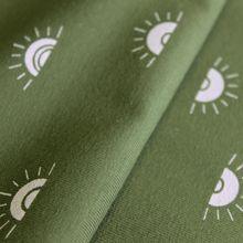 Katoen tricot groen met zonnetjes