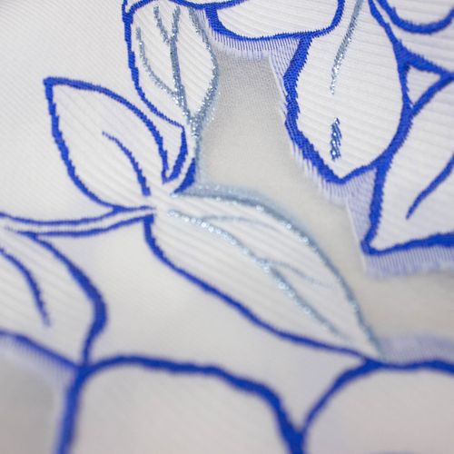Jacquard broderie doorschijnend met witte en blauwe bloemen afgewerkt met lurexdraad