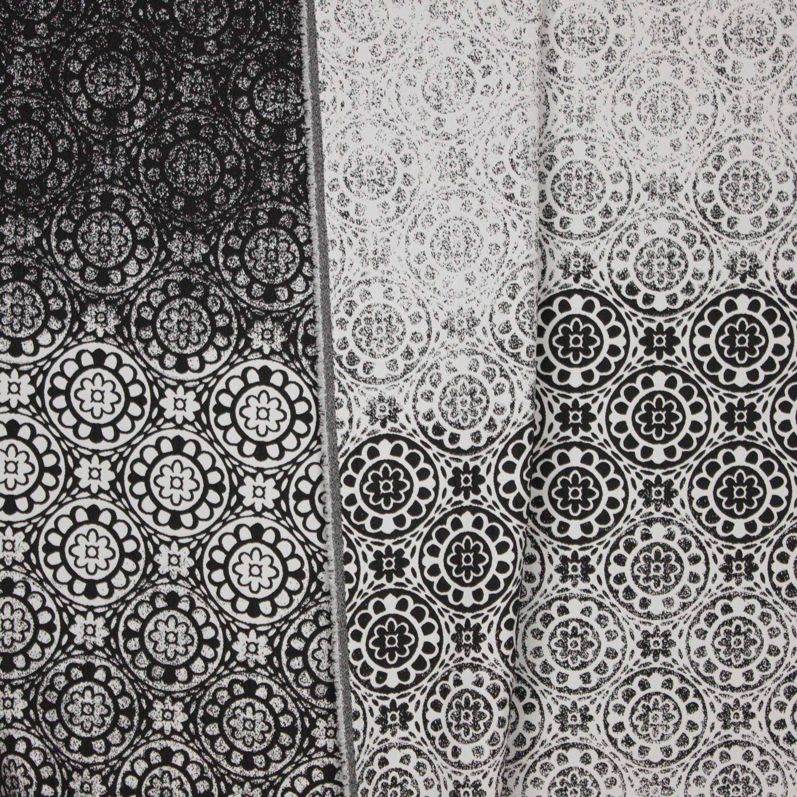 Jacquard tricot paneel in zwart wit degradé bloemen