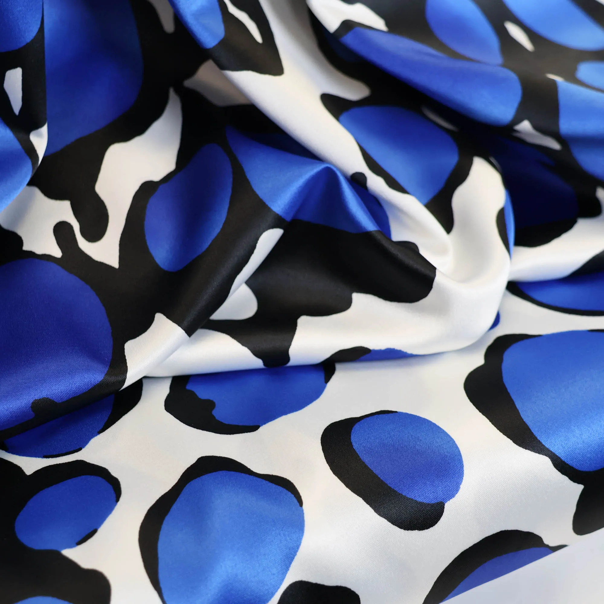 Polyester satijn wit met abstractie blauwe print