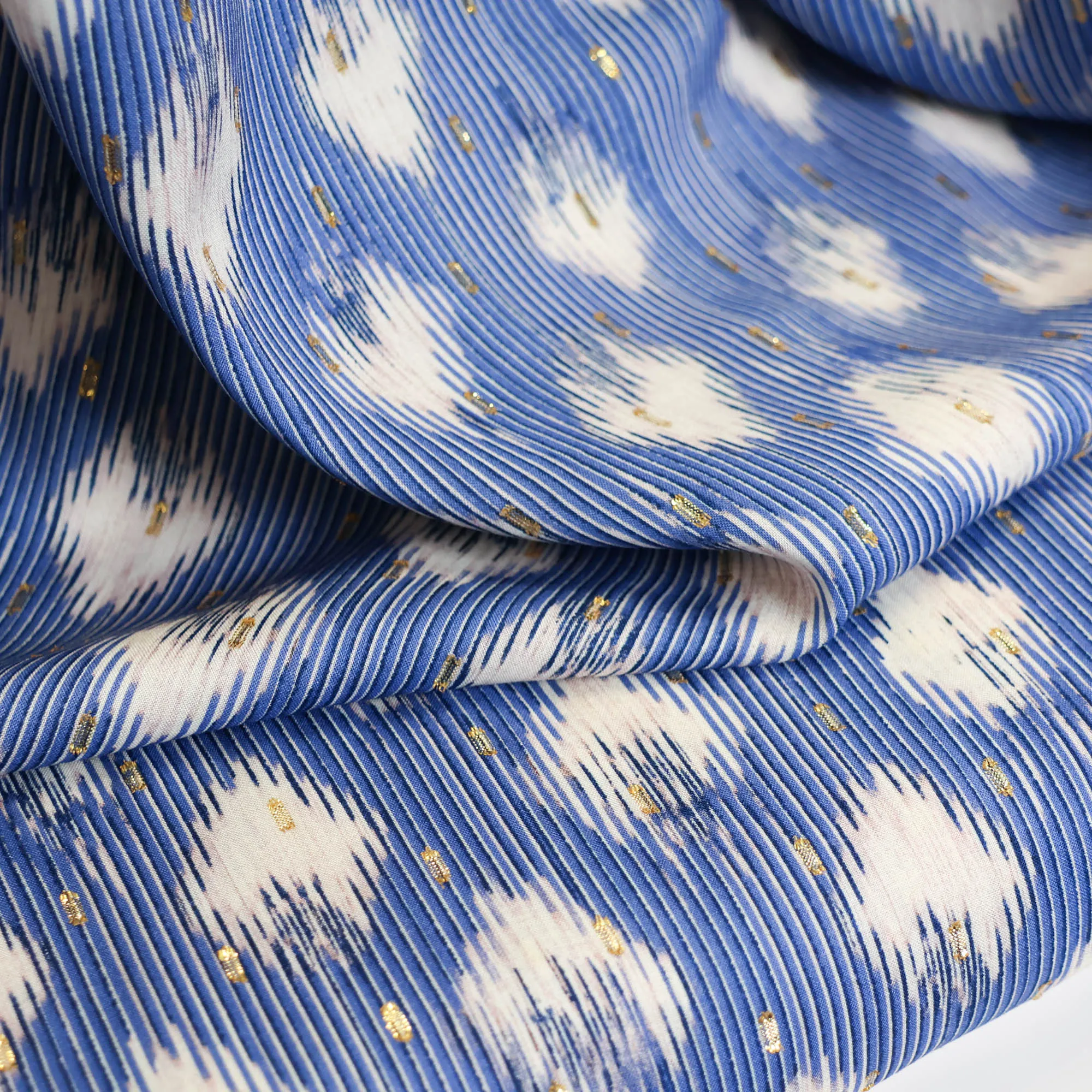 Viscose met blauwe print en gouden stipjes