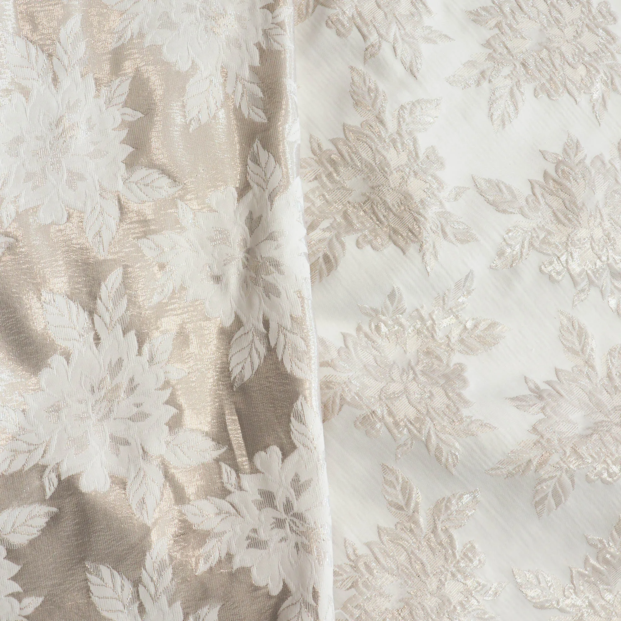 Jacquard ecru met glanzende bloemen