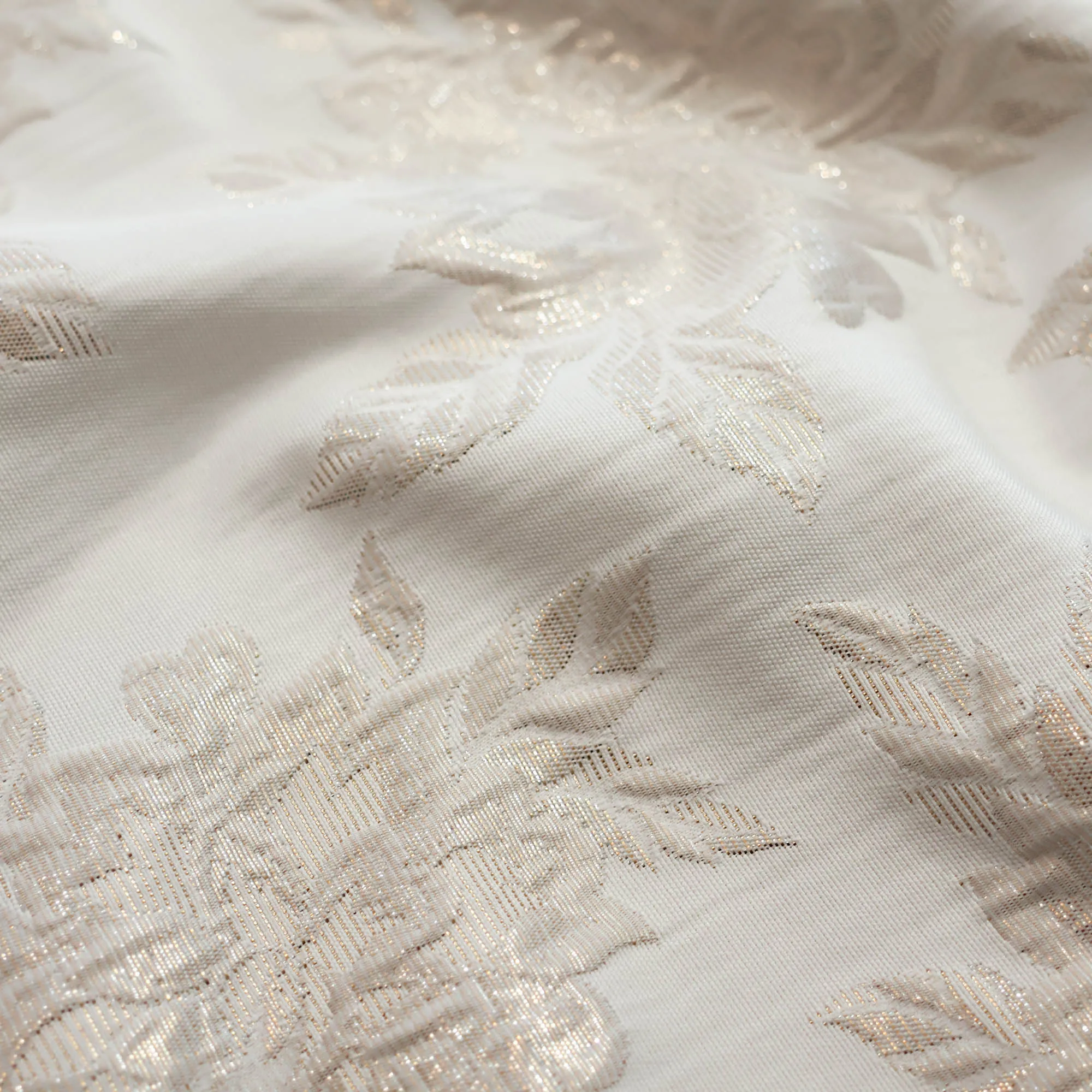 Jacquard ecru met glanzende bloemen