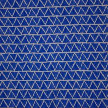Blauwe tricot met beige driehoek motief van 'Cherry Picking'