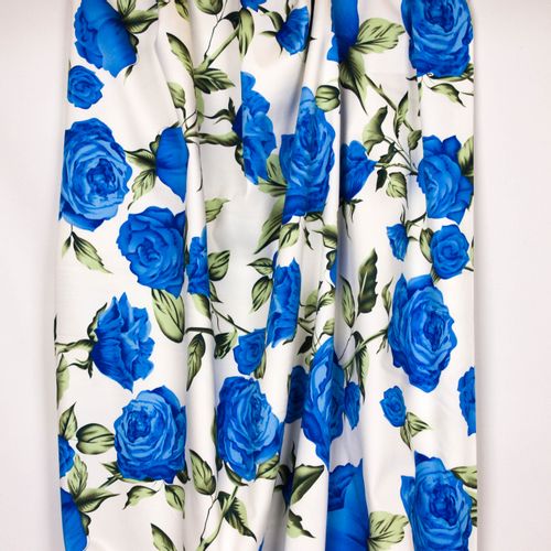 Witte rekbare katoen met blauwe rozen