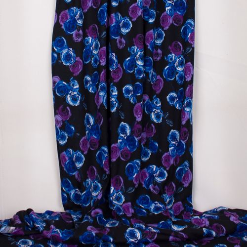 Fijn polyester breitje met bloemen in blauwe en paarse tinten
