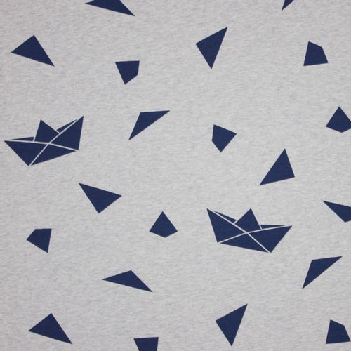 Grijs gemeleerde french terry met papieren bootjes en driehoeken motief van 'Froy & Dind'