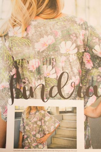 Grijze modal tricot met bloemen in roze tinten van 'Lillestoff'