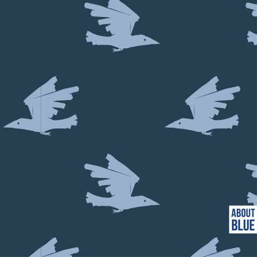 Blauwe french terry met lichblauwe vogels "Birds Are Coming" van About Blue Fabrics