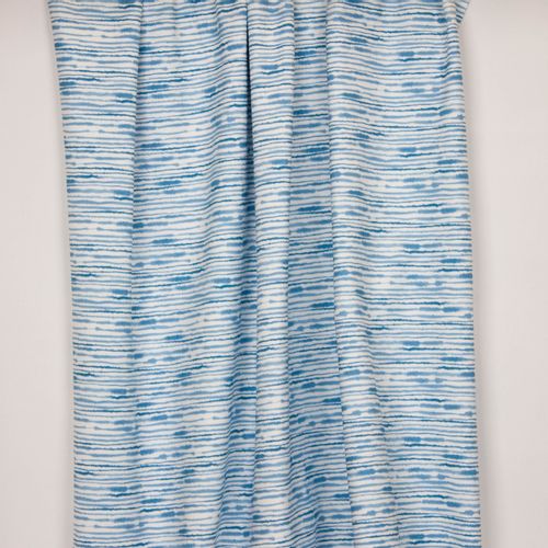 Witte tricot met blauwe onregelmatige strepen