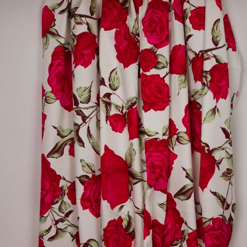 Witte rekbare katoen met rode rozen