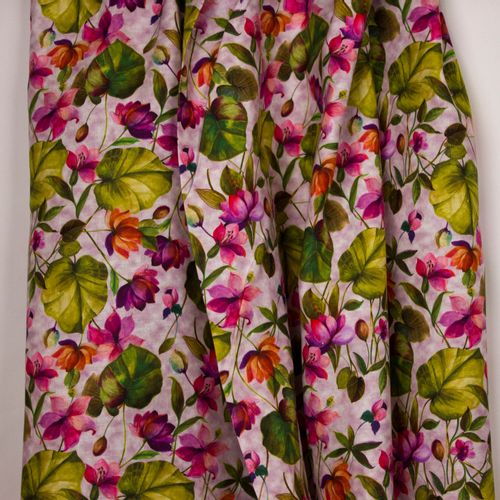 Roze Italiaans linnen met multicolor bloemen en blaadjes van 'Alta Moda'