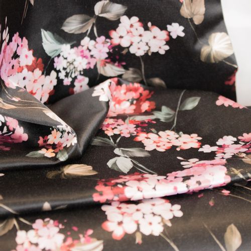 Zwarte gesatineerde polyester katoen elasthane met roze bloemen