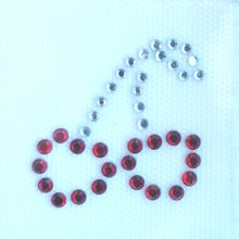 Opstrijkbare applicatie met strass steentjes kers rood en zilver - 4 x 4 cm