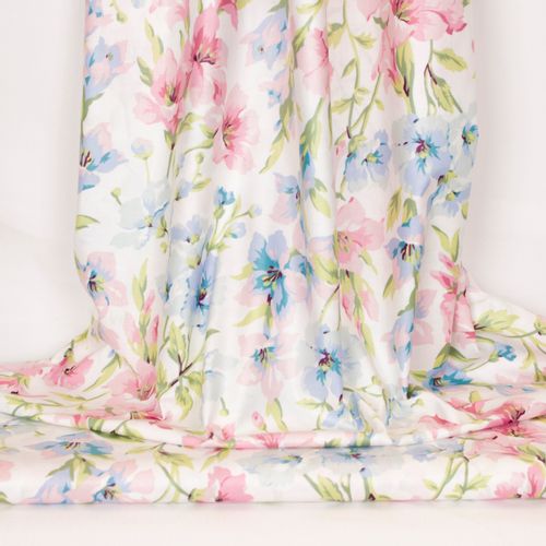Witte katoen met lichte glans met roze en blauwe bloemen