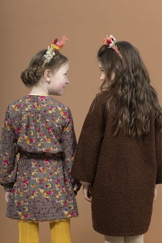 Taupe suedine polyester met multicolor bloemen uit 'Stitched By You'