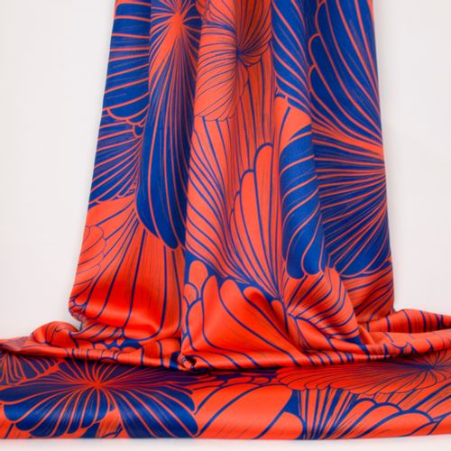 Polyester met oranje en blauw bloemenmotief van Fibre Mood