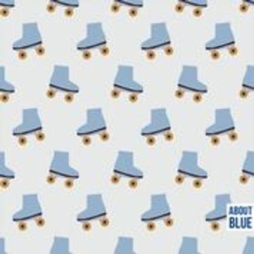 Ecru French Terry met lichtblauwe rolschaatsen van "About Blue Fabrics"