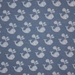 sweaterstof in jeansblauw met witte walvisjes