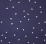 Donkerblauwe sweaterstof met zilveren sterren, en een dun fleece laagje aan de achterkant.