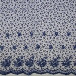 witte viscose met blauw borduursel