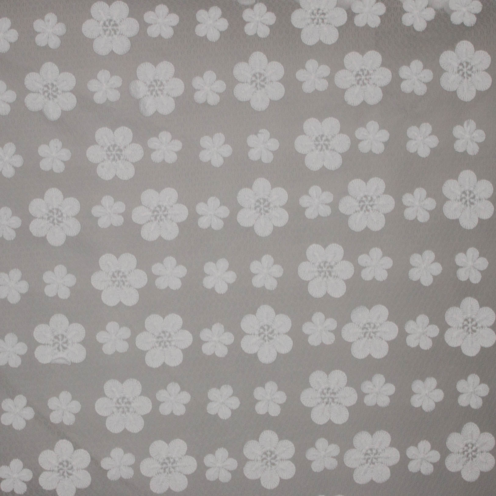 Kant met geborduurde witte bloemen.