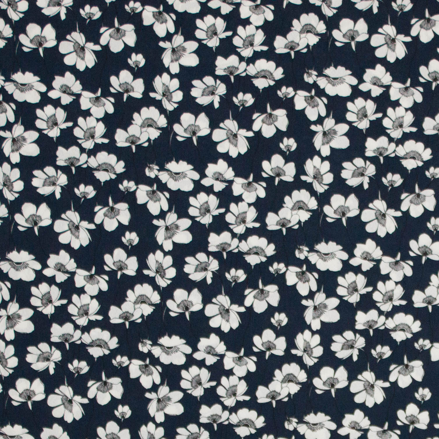Soepele crêpe donkerblauw met witte bloemen